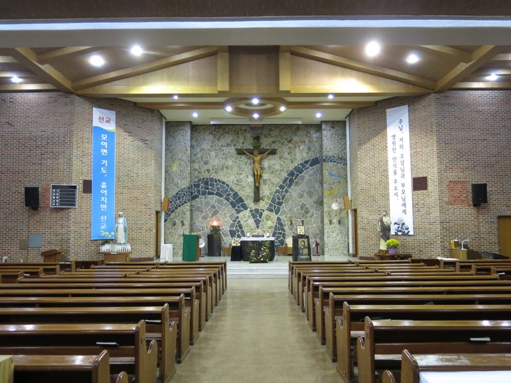 용머리성당 성전 내부